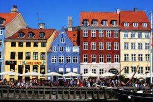 Un día soleado en el canal de Nyhavn