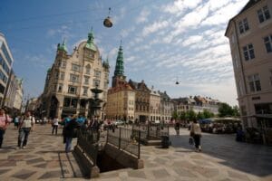 Un día soleado en Strøget con gente paseando por sus calles